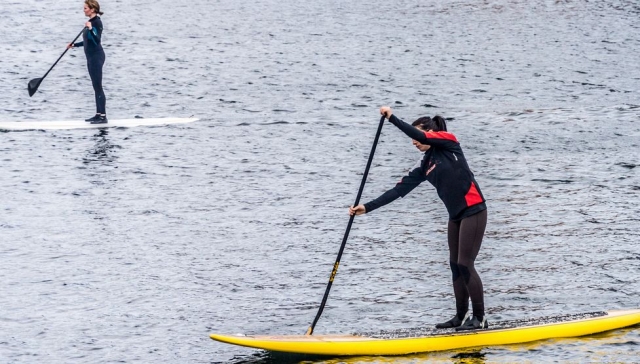 remando en paddle surf
